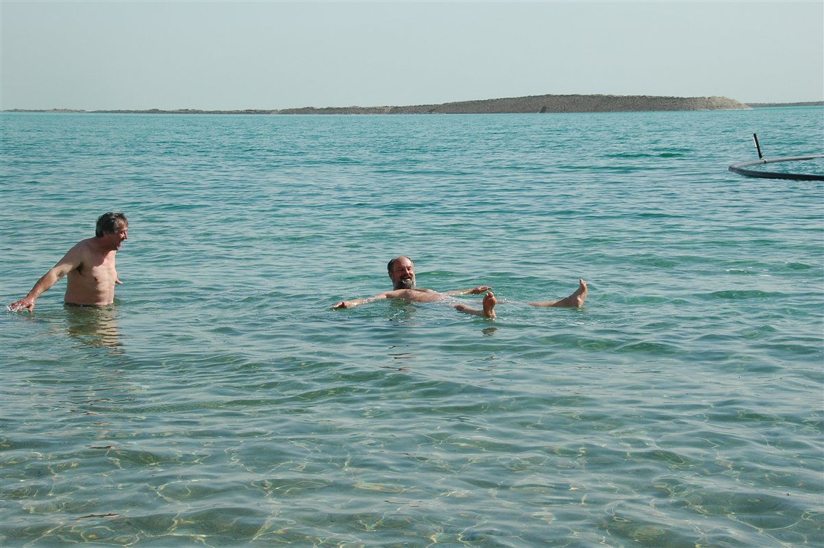 Morze Martwe - leżenie na wodzie